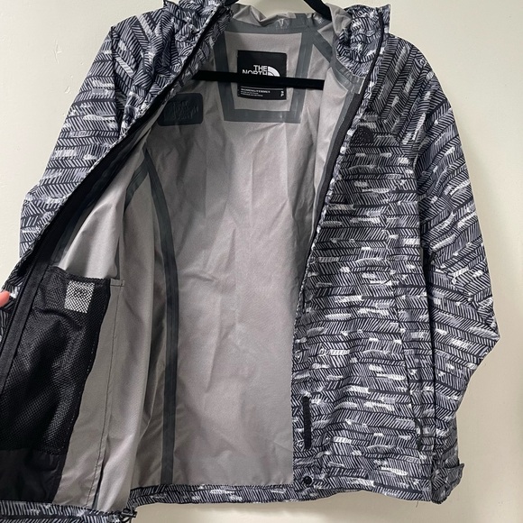 The North Face Women’s Novelty Venture Waterproof Rain Jacket - Picture 7 of 10